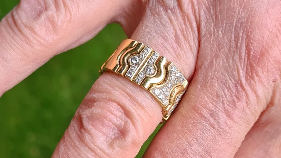 Geborgener Goldring in der Hand