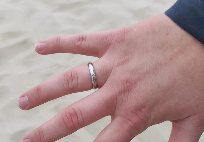 Wiedergefundener Ehering am Strand am Meer